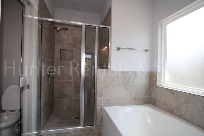 Building Photo - 1619 Neuberry Cliffe