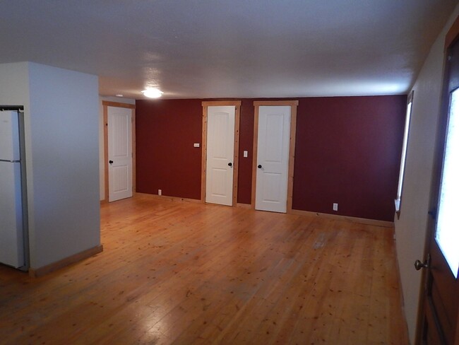 Building Photo - 3 Bedroom, 1 Bathroom Less Than A Block Fr...