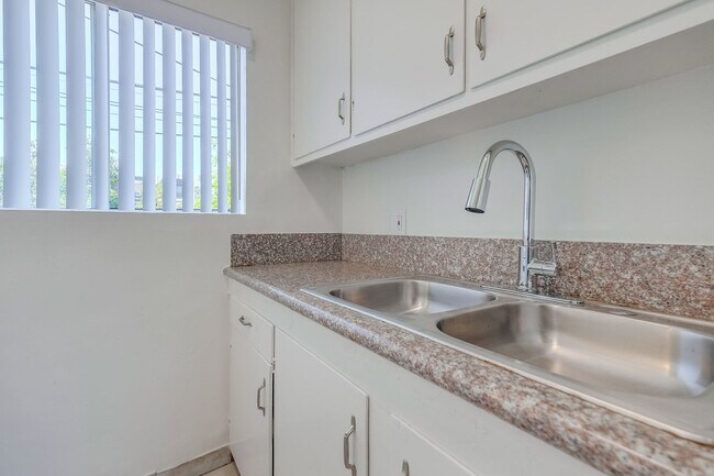 Building Photo - 2431 S Ridgeley Dr