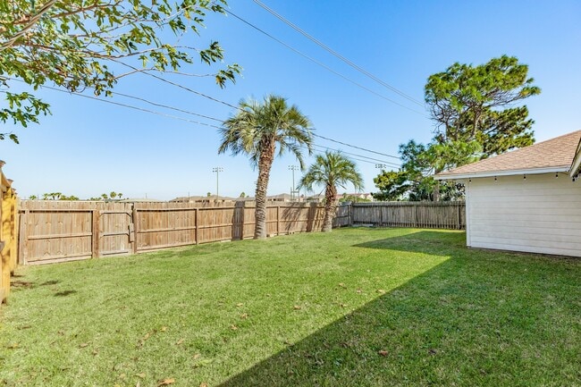 Building Photo - 3206 Pine St