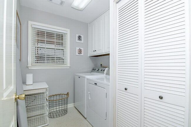 Building Photo - 2504 Pinebluff Ct