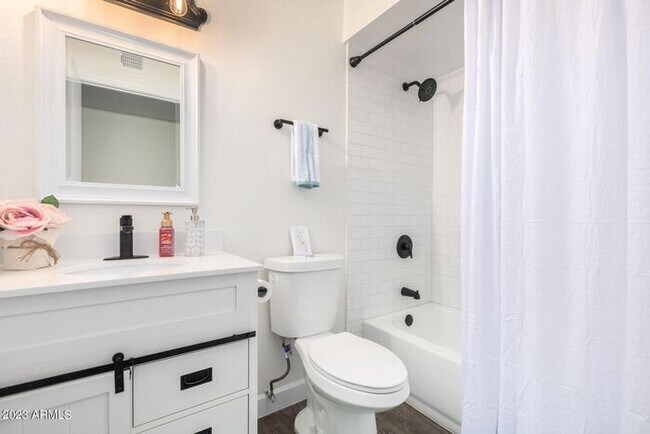 Building Photo - Furnished Optional 3 bed 2 bath Townhome