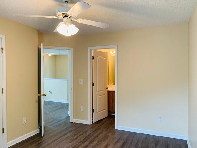 Building Photo - Wow! Newly renovated, new flooring, 1 car ...