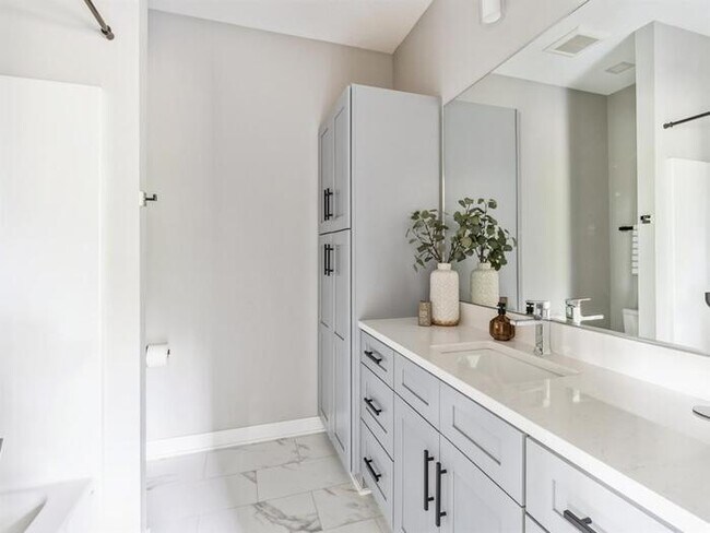 Building Photo - 15561 Rocklyn Place