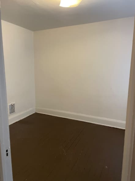 Building Photo - 5 Circle St