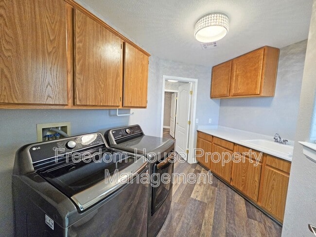 Building Photo - 3630 E Vineyard Dr N
