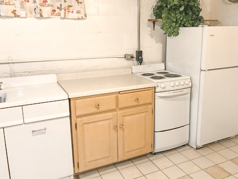 Kitchen - 223 E Rose St