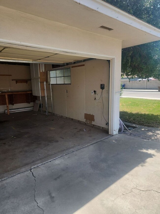 Building Photo - Charming property in Bakersfield – Minutes...