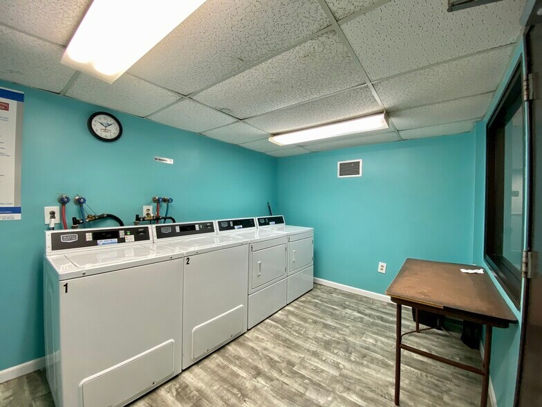 Building Photo - 10 N Wood Ave