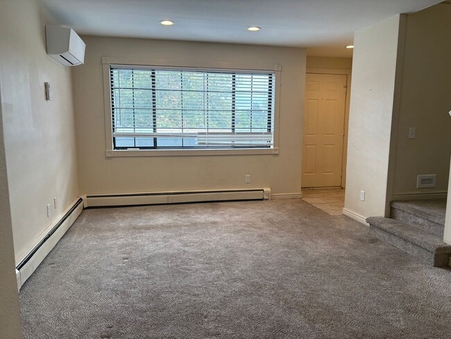 Building Photo - Top Floor 2 Bed 1.5 Bath Two Story Condo I...