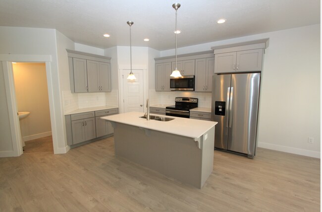 Building Photo - AVAILABLE NOW ~ Lehi Exchange Townhouse