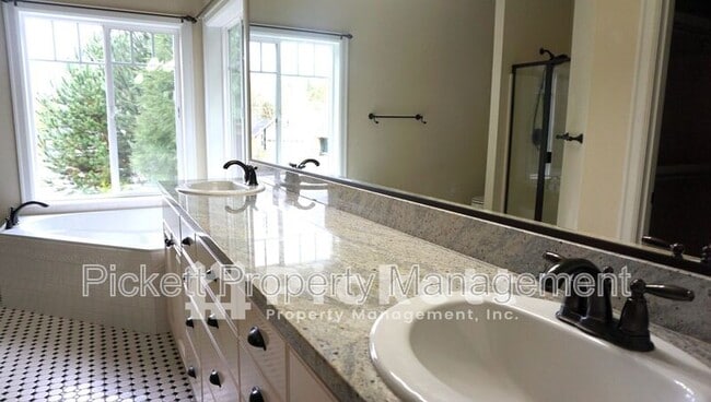 Building Photo - 1627 Lucero Pl E