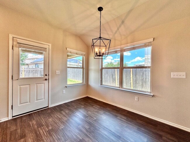 Building Photo - Charming 4BR/2BA One-Level Home with Moder...