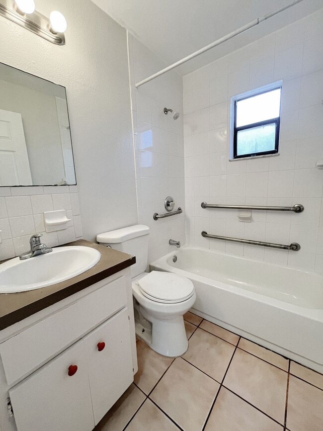 Building Photo - 2 BED/1 BATH COMING SOON!