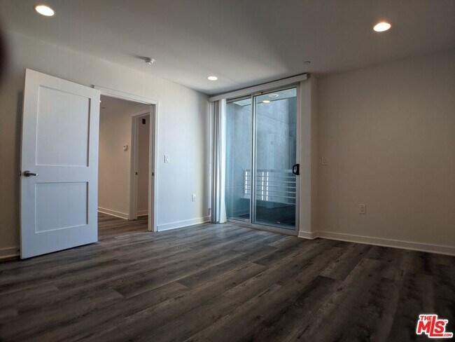 Building Photo - 5143 White Oak Ave