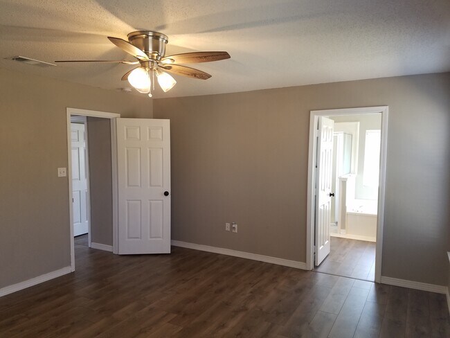 Building Photo - 852 Terrace Ct