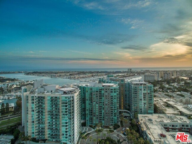 Building Photo - 13700 Marina Pointe Dr