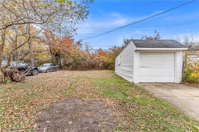 Building Photo - 16201 Walden Ave