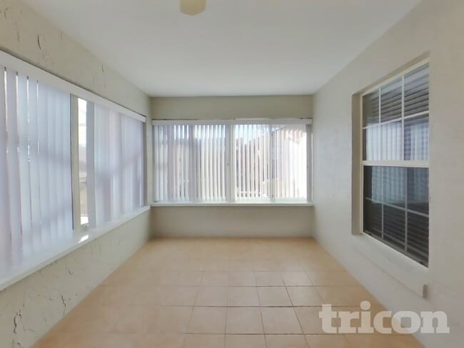 Building Photo - 2342 Sweetwater Blvd