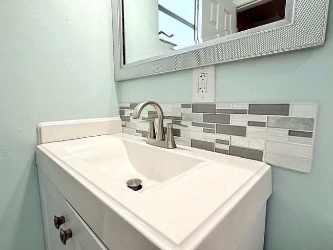 Building Photo - Relaxed Florida living at this 3Bedroom/ 2bath home in the Heart of Daytona Beach!