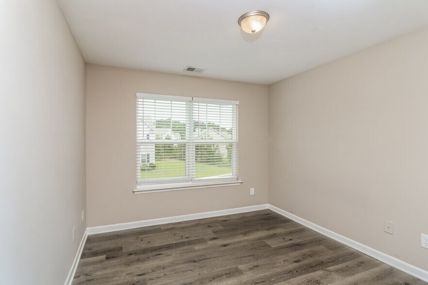Building Photo - 634 Fieldcrest Dr