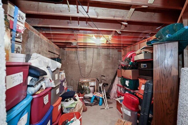 Building Photo - **COMING SOON** Spacious South Hill Rancher