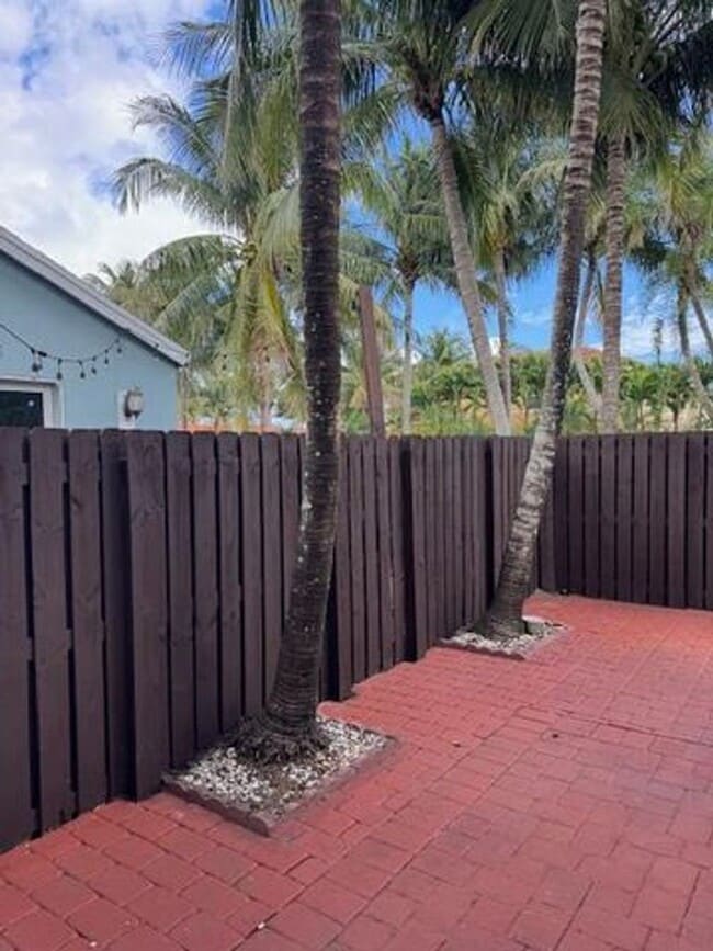 Building Photo - 3201 John's Pl