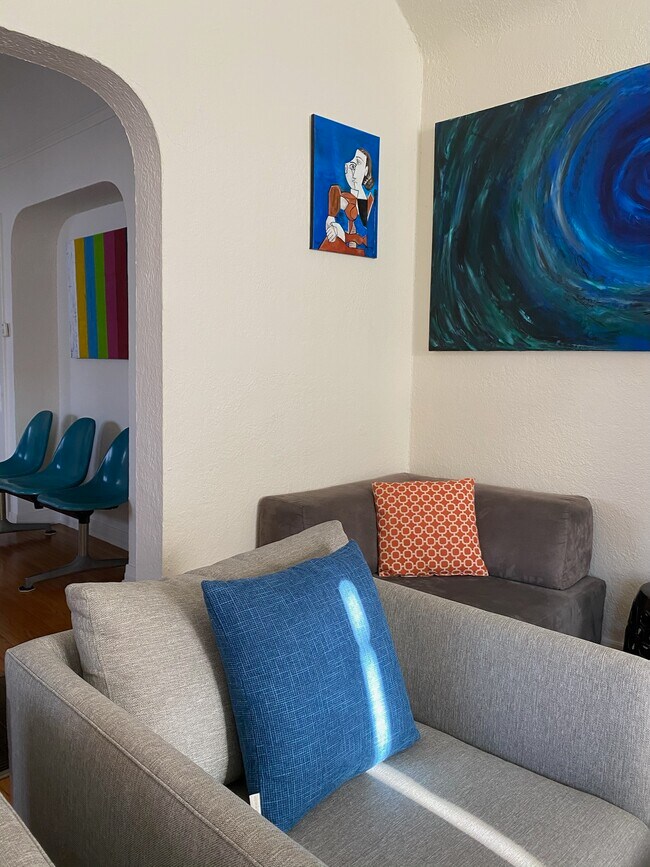 living room - 618 N La Jolla Ave