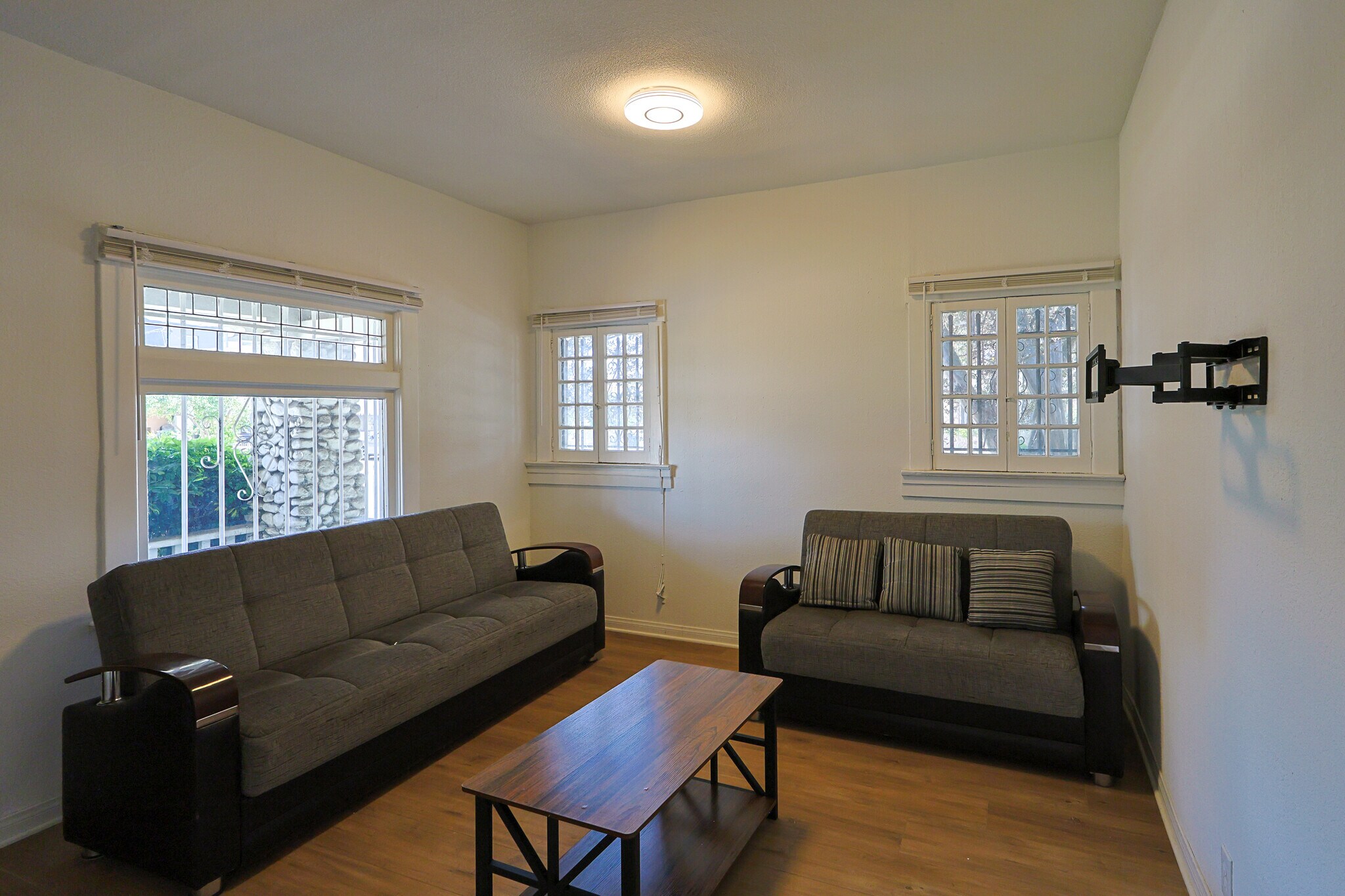 Building Photo - 3525 S Budlong Ave