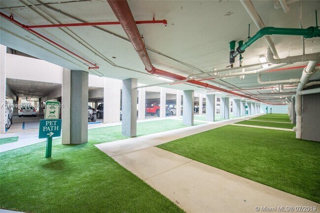 Building Photo - 540 Brickell Key Dr