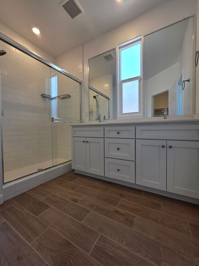 Building Photo - 3 bedroom 2 bathroom home with Solar and y...
