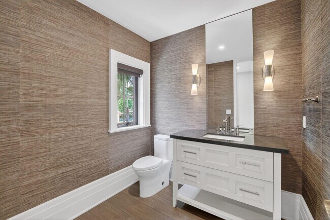 Building Photo - 400 Mola Ave