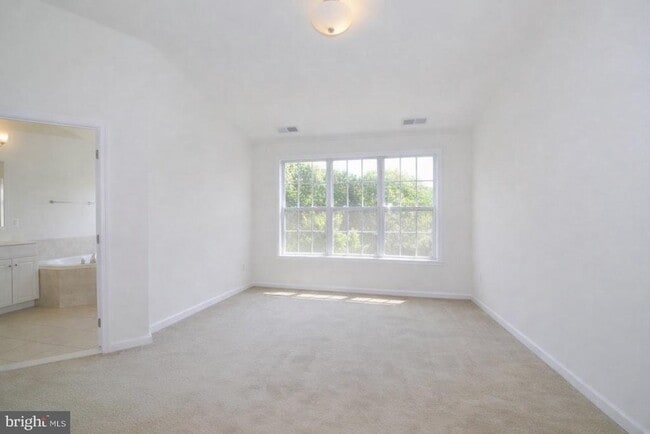 Building Photo - 43275 Mitcham Square