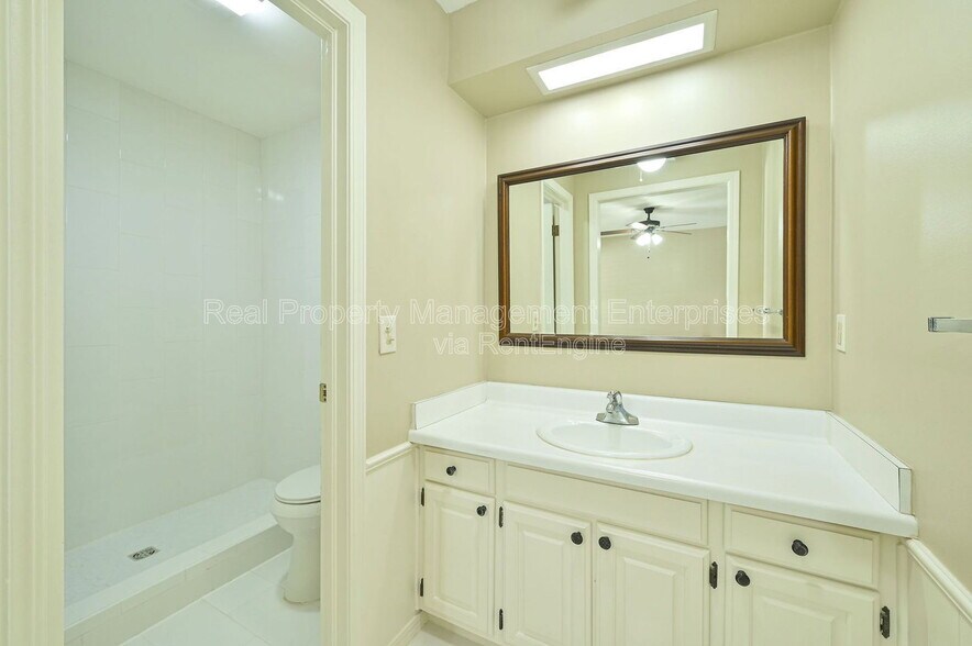 Building Photo - 7016 Stonycreek Dr