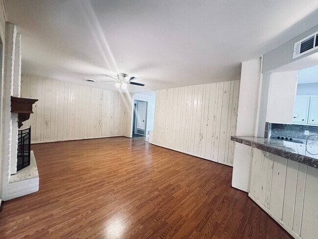 Building Photo - 425 Zephyr Dr