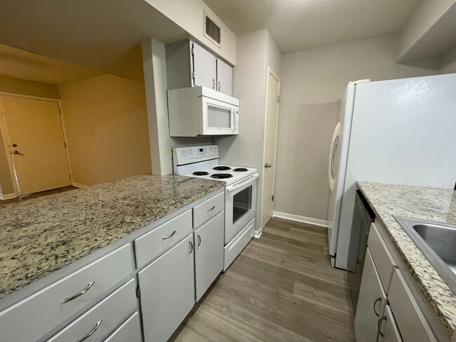 Building Photo - AUGUST MOVE IN - 2 Bedroom 2 Bathroom on t...