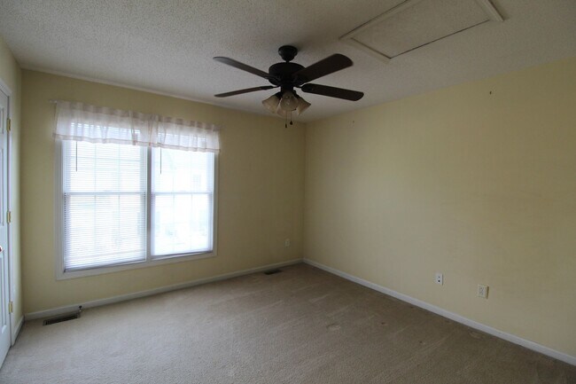 Building Photo - Liberty Square townhome