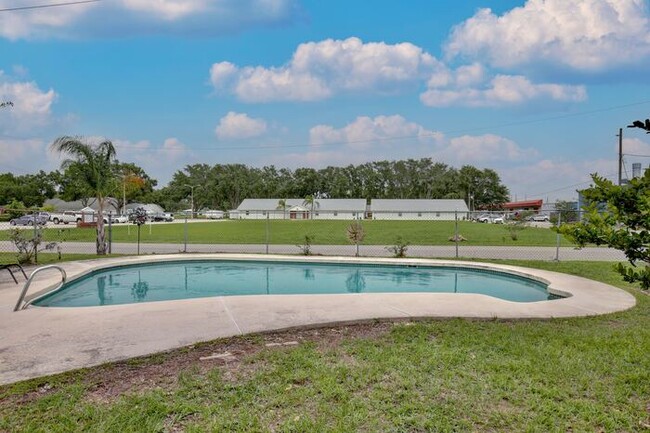 Building Photo - Beautifully Renovated 2-Bedroom Duplex nea...