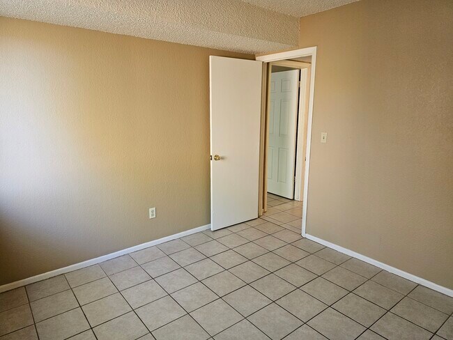 Building Photo - 3480 Cochran Dr