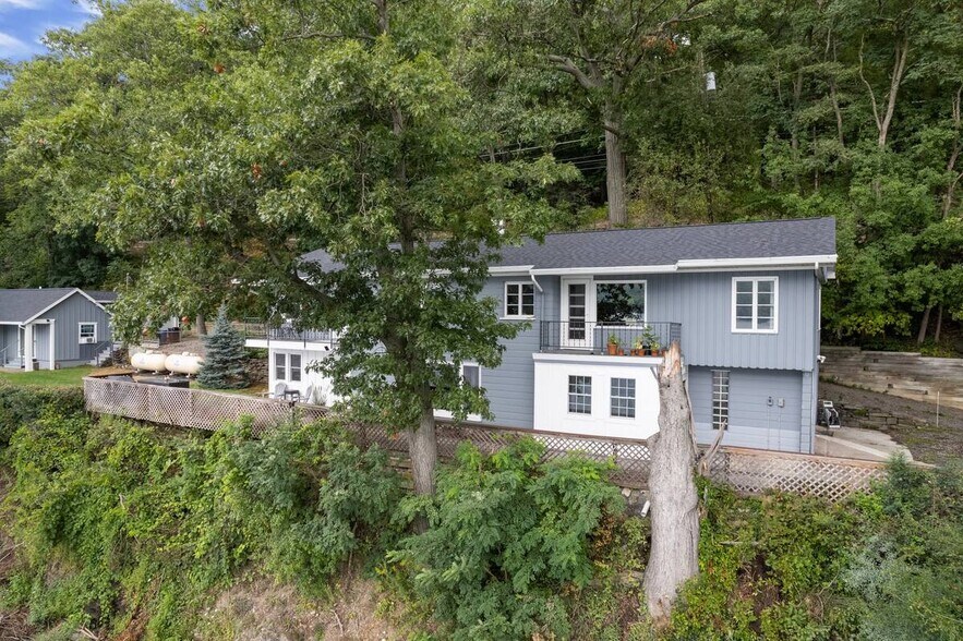 Building Photo - 1228 E Shore Dr
