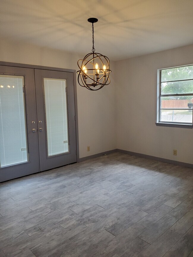 Building Photo - 113 E Hoogland Ave