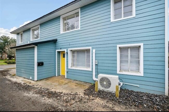 Building Photo - 1704 McGill Ave