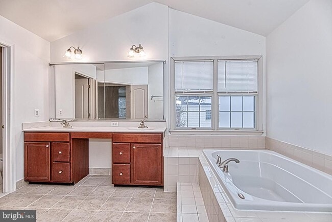 Building Photo - 5004 Warwick Hills Ct