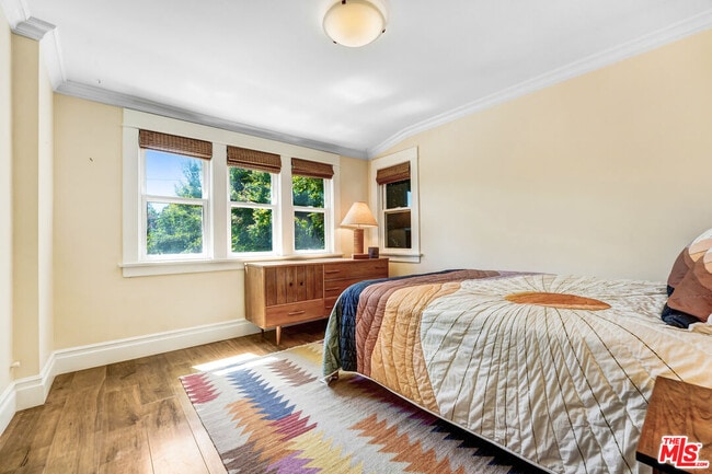 Building Photo - 2049 N Berendo St