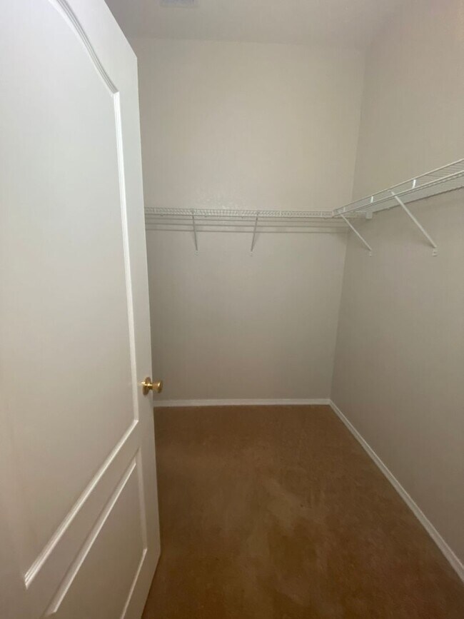 Building Photo - 4 Bedroom 2 Bath home in Winter Haven for RENT!