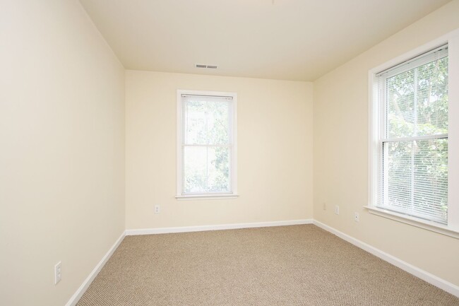 Building Photo - End-Unit Melbourne Park Townhome