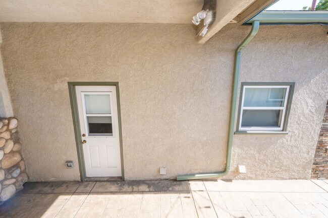Building Photo - 3BR/2BA home with bonus room & additional ...