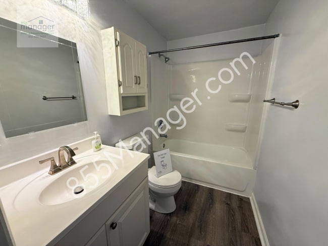 Building Photo - Updated 4-Bedroom with Primary Suite & Fen...
