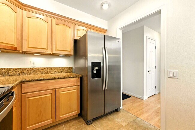 Building Photo - Gorgeous 3 Bed 2.5 Bath Townhome in Littleton!