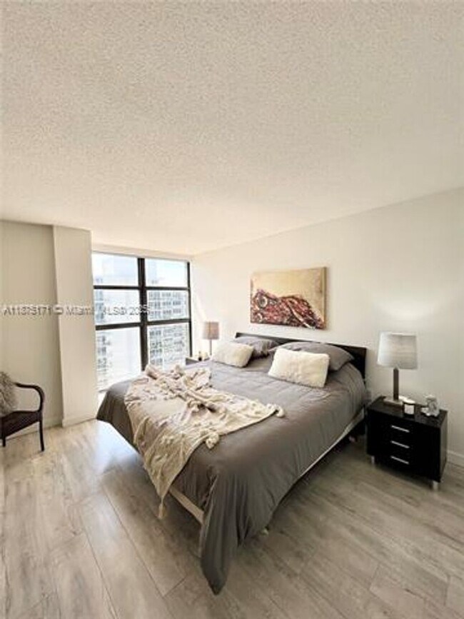 Building Photo - 5757 Collins Ave